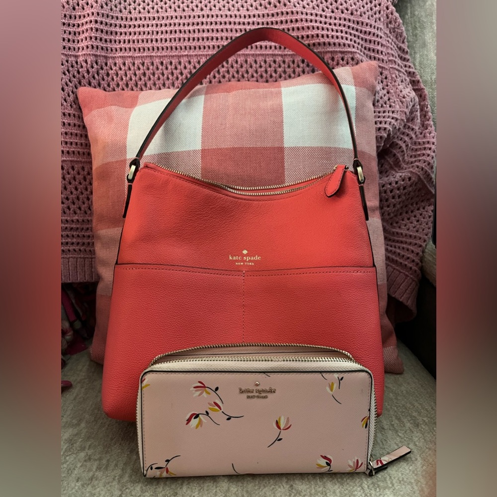 Beautiful Kate Spade purse in exceptional condition, smoke free environment.